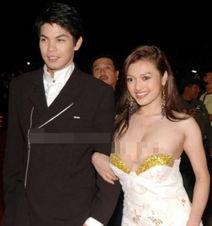 礼服滑落明星,礼服滑落瞬间，明星风采瞬间定格