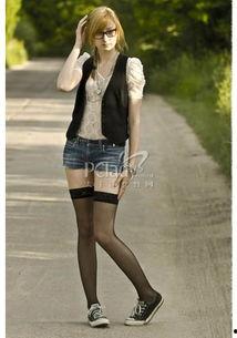 黑丝袜帆布鞋,街头时尚的完美搭配